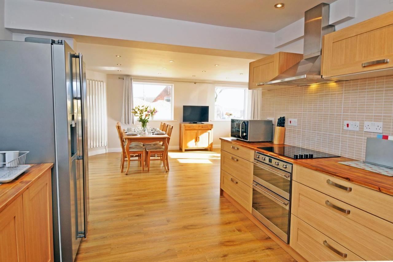 Whitby Spacious Rugby Field Cottage With Off-Street Parking And Ev Fast Point For Electric Cars Eksteriør billede
