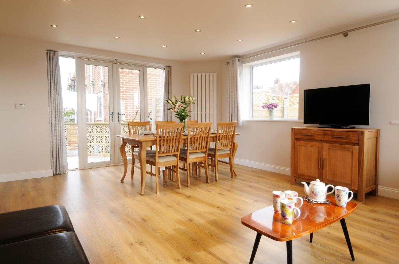 Whitby Spacious Rugby Field Cottage With Off-Street Parking And Ev Fast Point For Electric Cars Eksteriør billede